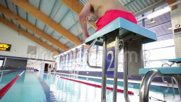 四肢瘫痪游泳者做一个长度视频的预览图