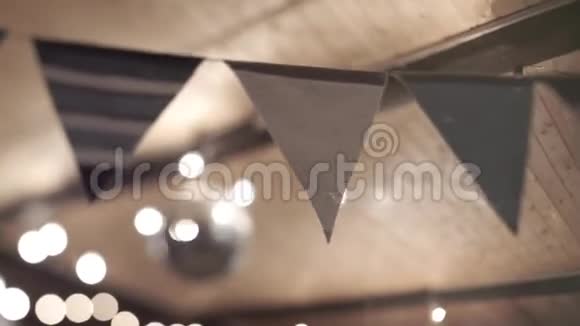 三角纸挂在绳子上视频的预览图