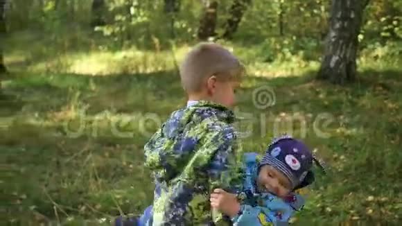 这孩子在公园里和弟弟玩视频的预览图