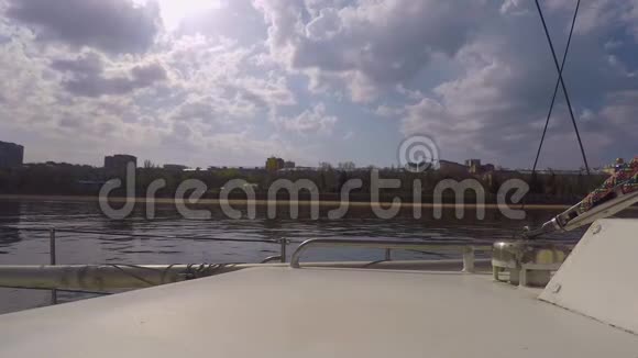 从位于春天海岸和城市的白色钢制游艇甲板侧视视频的预览图