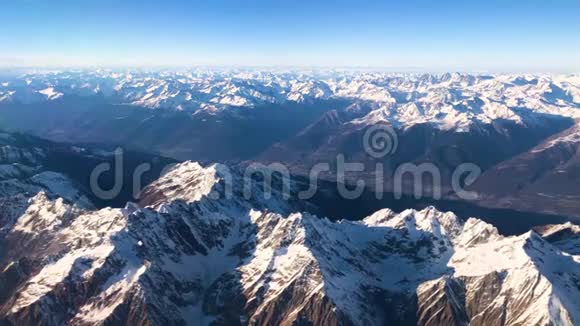 意大利奥地利和瑞士飞机下阿尔卑斯山山脉的空中景色4k段录像视频的预览图