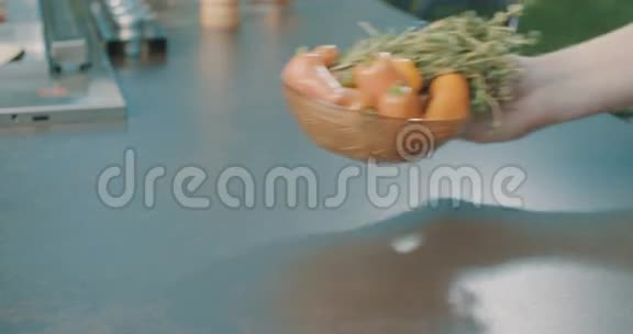 放在厨房桌面上的蔬菜视频的预览图