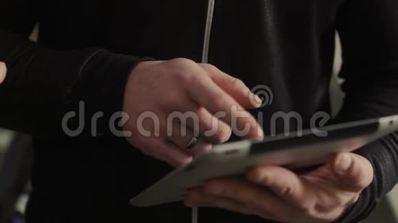 手里拿着平板电脑的教练和健身房里的胖子一起工作视频的预览图