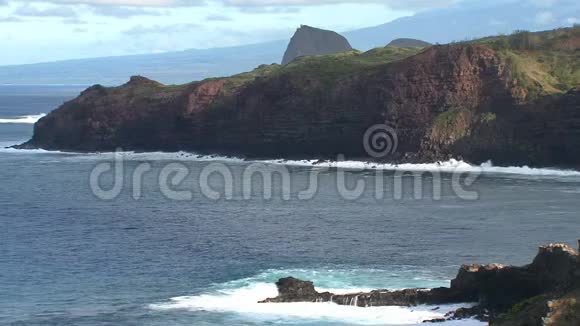 从夏威夷毛伊岛海岸线上放大视频的预览图