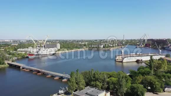 用于修理Nikolaev船舶和船只的码头鸟瞰图视频的预览图