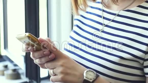 年轻女子在智能手机上读信息视频的预览图
