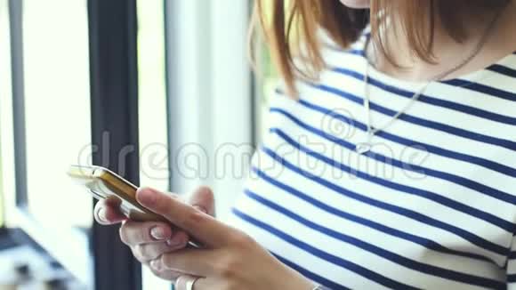 年轻女子在智能手机上读信息视频的预览图