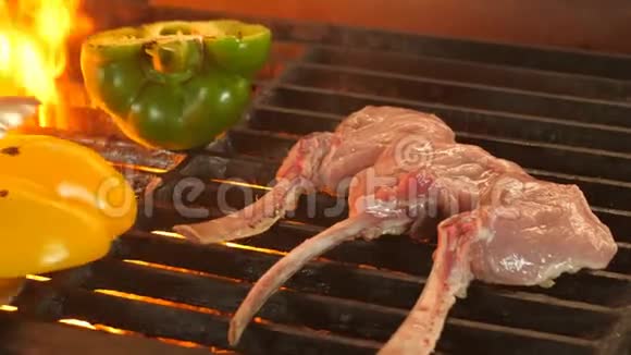 高质量的烤牛排真正慢动作在骨头和蔬菜上烹饪羊肉或小牛肉的过程视频的预览图