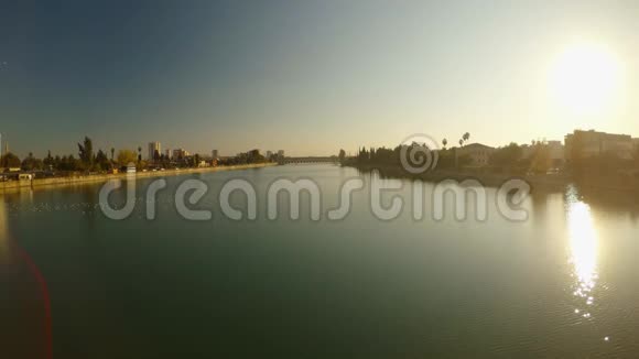 从大桥到阿达纳中心的塞汉河阳光明媚的一天视频的预览图