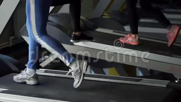 训练过程中在跑步机上行走的女性的近距离拍摄视频的预览图