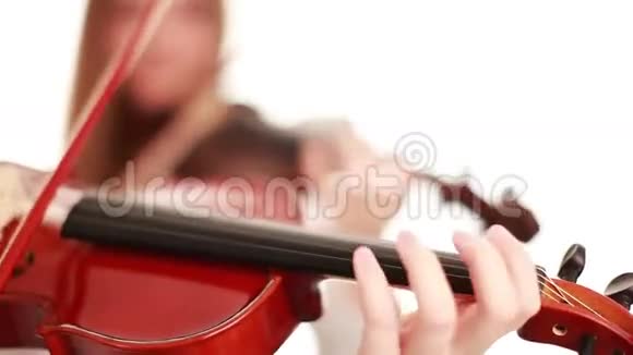 青少年玩小提琴视频的预览图