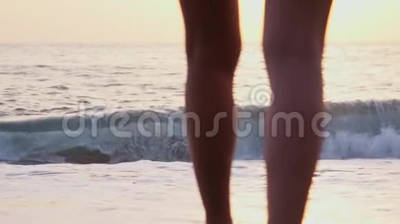 年轻的高加索女性健康的户外生活方式散步海滩海岸热带生活旅行赤脚海洋浅滩视频的预览图