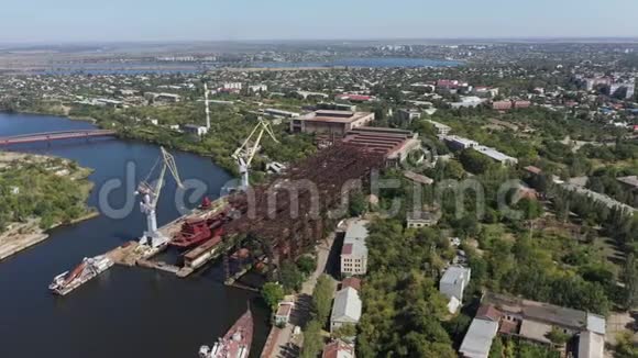 用于修理Nikolaev船舶和船只的码头鸟瞰图视频的预览图