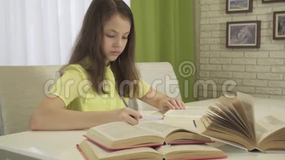 十几岁的女孩在餐桌上做家庭作业视频的预览图