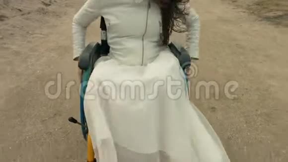 残疾人乘坐轮椅沿着海滩视频的预览图