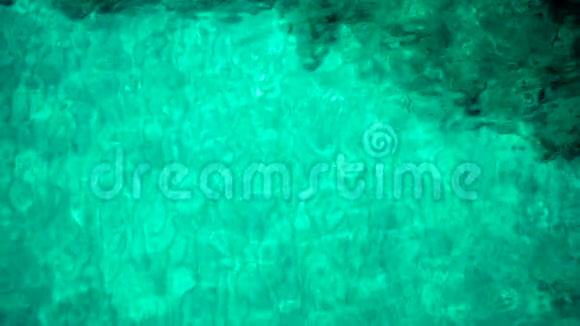 晴天的绿松石海的空中海景清澈蓝色海水表面波的俯视图视频的预览图