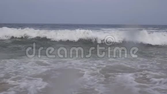 慢动作美丽的蓝色巨型海洋波冲击视频的预览图