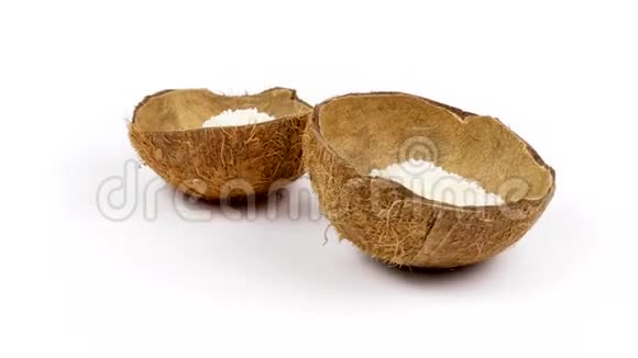 两个壳半椰子与薄片旋转在白色孤立的背景可循环无缝视频的预览图