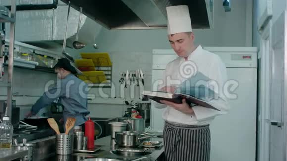 总厨在看厨师实习生的时候在书中寻找菜谱视频的预览图