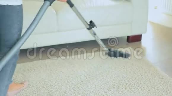 女人吸地毯的录像视频的预览图