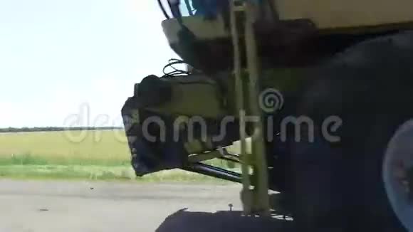 两台收割机在路上行驶视频的预览图