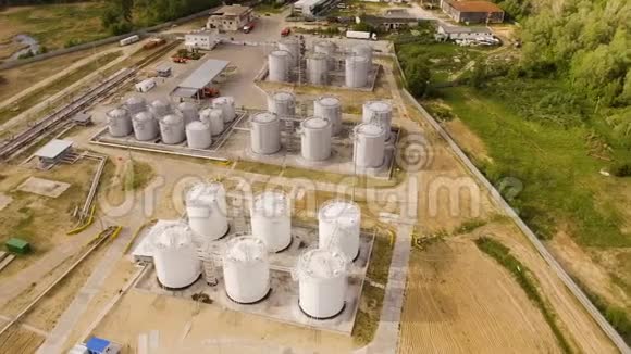石油工业区蓄水池和沙子上的储罐空中景色视频的预览图