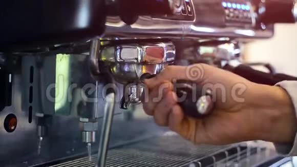 咖啡师用白纸玻璃在咖啡机上准备新鲜咖啡视频的预览图