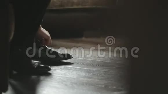 穿黑鞋系鞋带的人视频的预览图