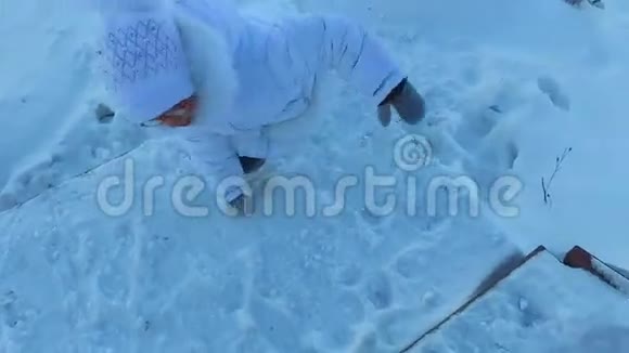 女孩爬满了雪的楼梯一个孩子在街上散步女孩喜欢我的散步冬季寒冷视频的预览图