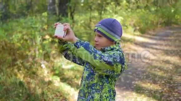 这孩子在秋天的公园里自拍视频的预览图