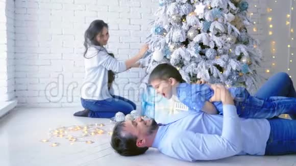 家庭装饰圣诞树视频的预览图