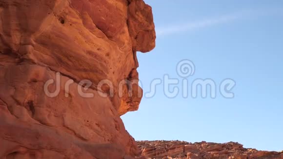 蓝天背景下的彩色峡谷视频的预览图