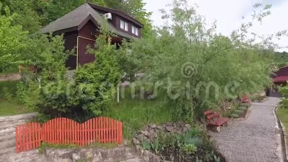 乡村度假村木屋和森林视频的预览图