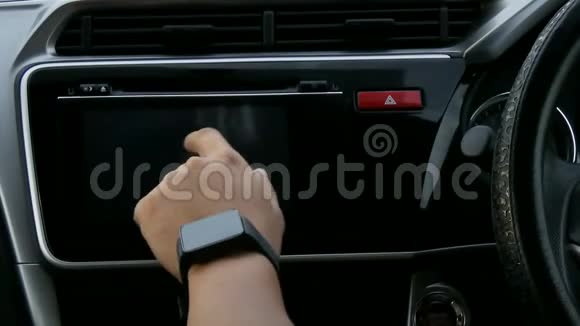 在汽车点火启动发动机前用汽车触摸屏显示器将人的双手合上视频的预览图