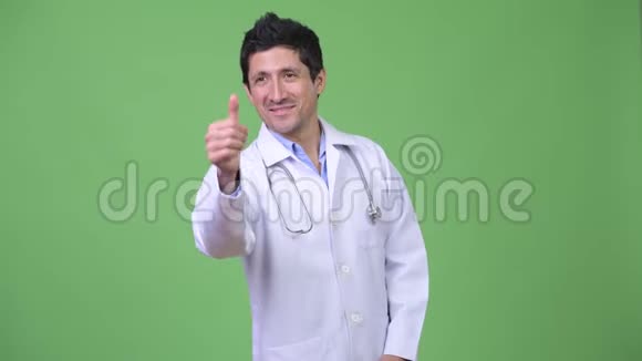快乐的西班牙男子医生竖起大拇指视频的预览图