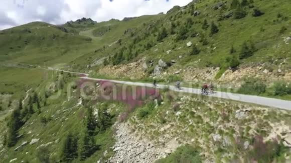 一个登山者在瑞士骑着一条美丽的小径的空中视频这段视频是在Verbier附近拍摄的视频的预览图