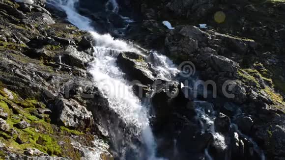 快速流动的山瀑布滑山边视频的预览图