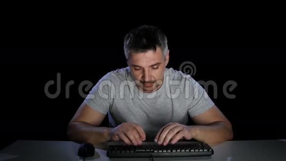 人在键盘上费力情感工作室视频的预览图