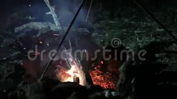 晚上的篝火人把大锅点燃视频的预览图