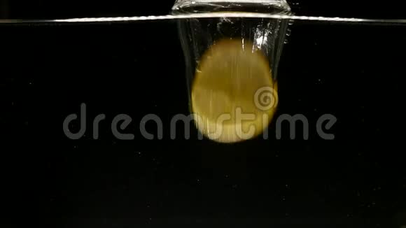 果汁柠檬和水溅视频的预览图