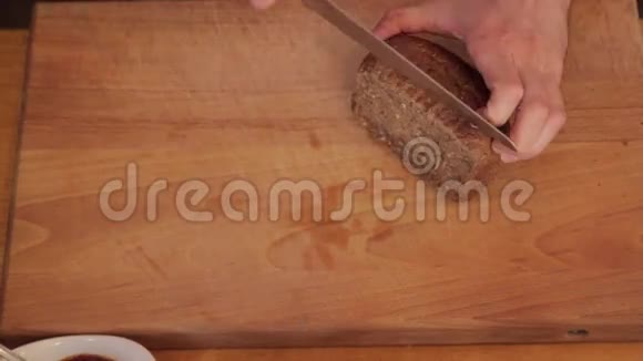 切面包在切割板上视频的预览图