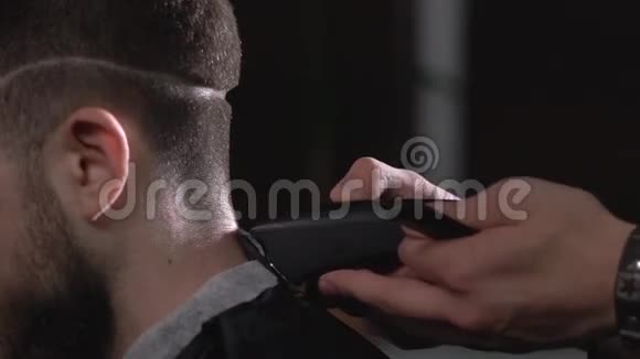 不可辨认的理发师在沙龙顾客头上使用修剪器视频的预览图