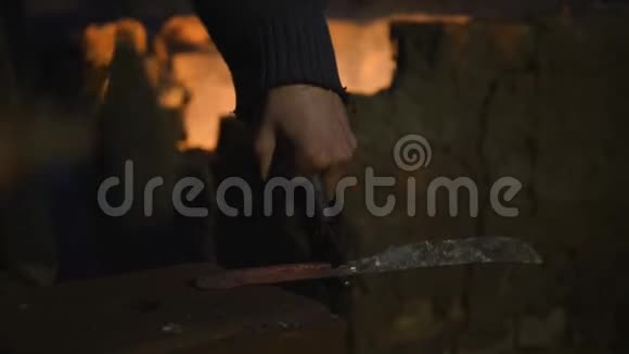 铁匠工作金属工匠村里私人铁匠铺的高地人对金属坯进行整形工匠视频的预览图