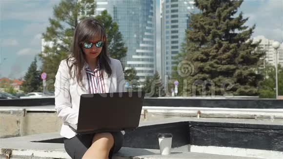 女商人使用笔记本电脑外门视频的预览图