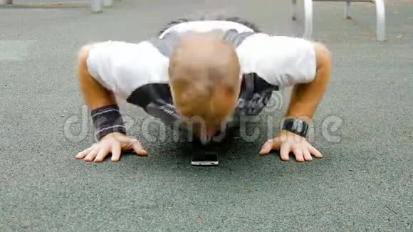 一个男人正在露天场地锻炼视频的预览图