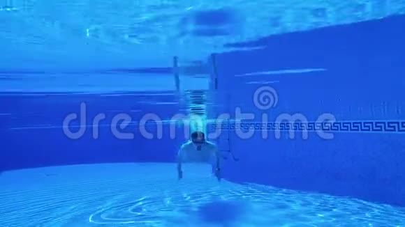 水下射击就像一个人在游泳池的水下游泳视频的预览图