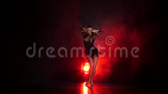 在暗色背景上有红色照明的工作室里的舞者视频的预览图