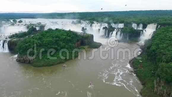 一群瀑布落入河中什维列夫视频的预览图