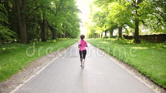 非裔美国青少年少女在两旁的乡间小路上慢跑视频的预览图