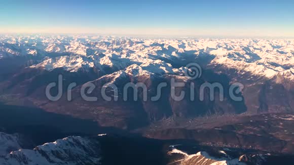 意大利奥地利和瑞士飞机下阿尔卑斯山山脉的空中景色4k段录像视频的预览图